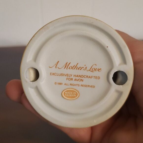 Vintage Avon Porcelain Figurine "A Mother's Love" - Picture 7 of 8